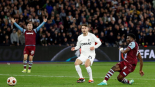West Ham goleia Freiburg e vai &agrave;s quartas da Liga Europa; Milan, Benfica e Olympique tamb&eacute;m avan&ccedil;am