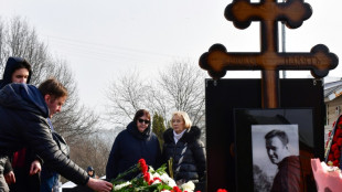 La m&egrave;re de Navalny sur sa tombe apr&egrave;s des fun&eacute;railles qui ont rassembl&eacute; des milliers de Russes