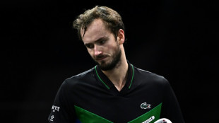 Medvedev perde na estreia e &eacute; eliminado do Masters 1000 de Paris
