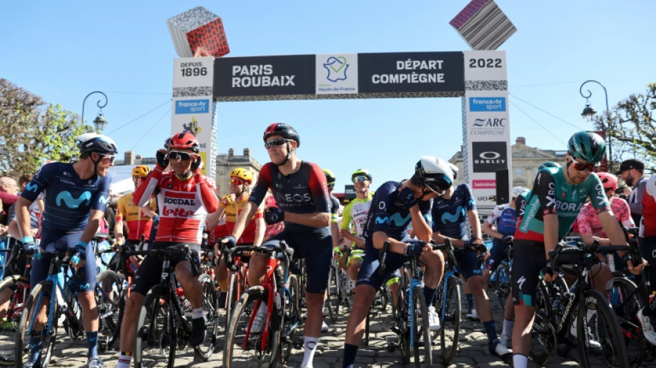 Paris-Roubaix: d&eacute;part sous un ciel enti&egrave;rement bleu