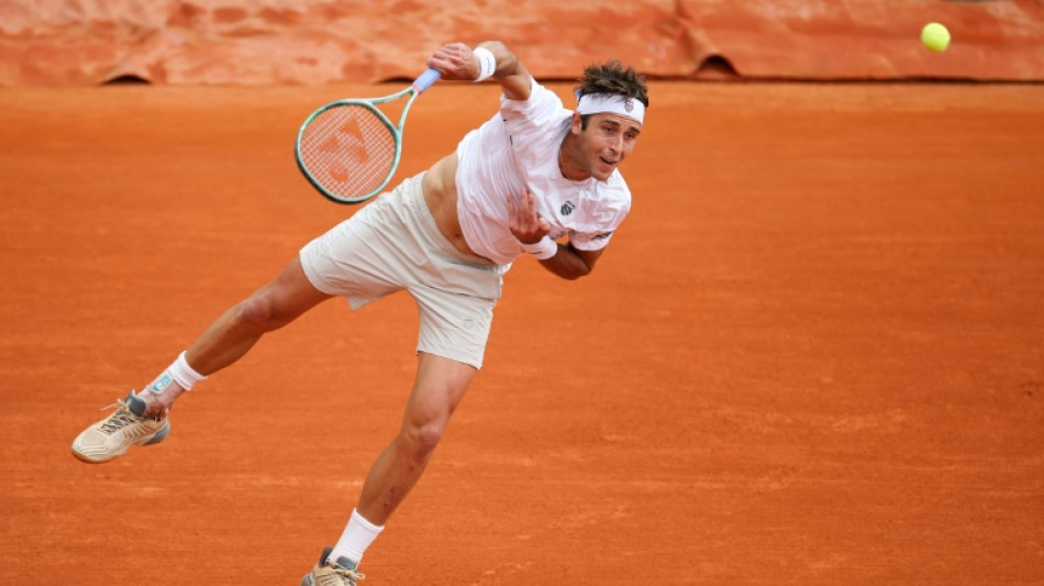 El argentino Etcheverry avanza a octavos del Masters 1000 de Madrid