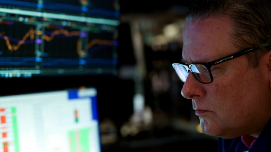 Wall Street ouvre en baisse, entre prises de bénéfices et budget américain