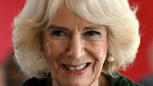 Camilla wird mit Krone von Queen Mary gekr&ouml;nt
