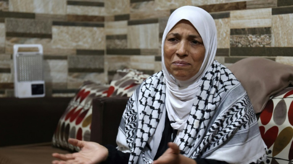Refugiada palestina no L&iacute;bano chora a morte de seus familiares em Gaza