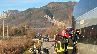 Auto contro corriera, morto automobilista, feriti studenti