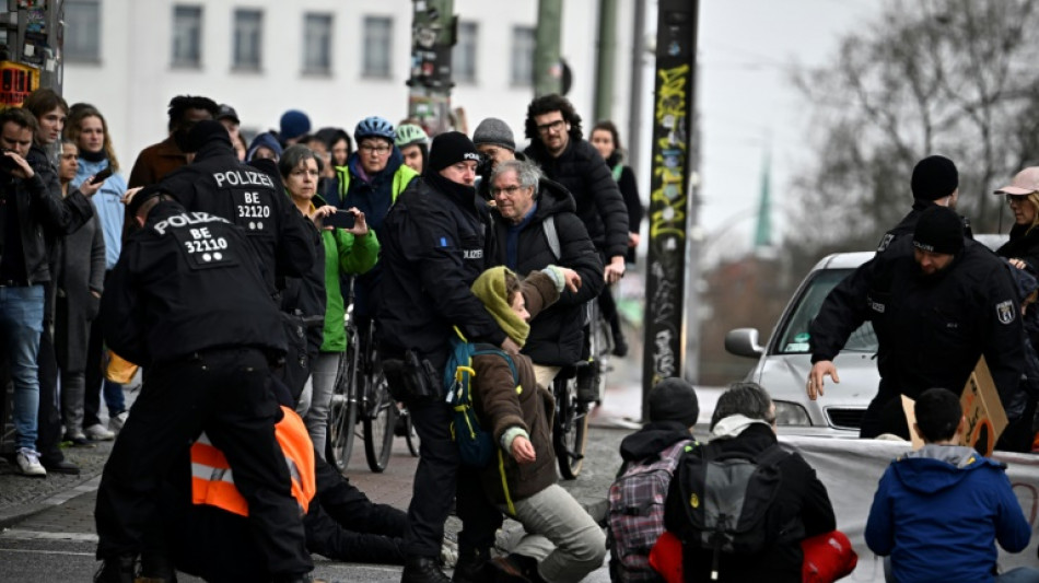 Letzte Generation protestiert ohne Festkleben f&uuml;r "Ehrlichkeit" von der Politik