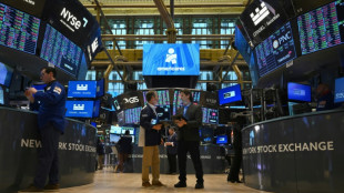 Wall Street ouvre en baisse, tassement apr&egrave;s de nouveaux records