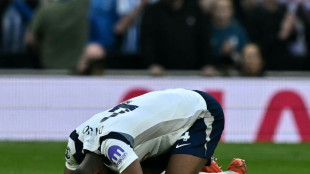 Man Utd beat Chelsea as Spurs stunned by Brighton equaliser