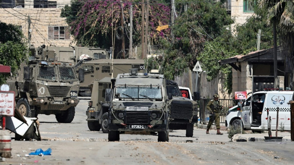 Israelische Soldaten binden verletzten Pal&auml;stinenser an Milit&auml;rfahrzeug fest