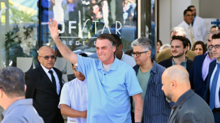 Bolsonaro deixa o hospital três semanas após cirurgia