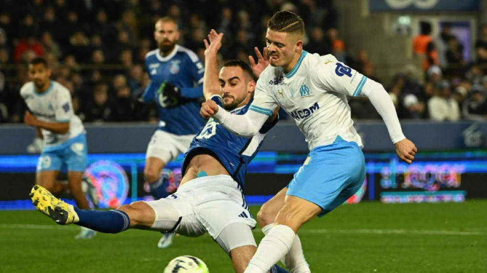 Lens vence e segue na luta pelas copas europeias no Franc&ecirc;s; Olympique trope&ccedil;a