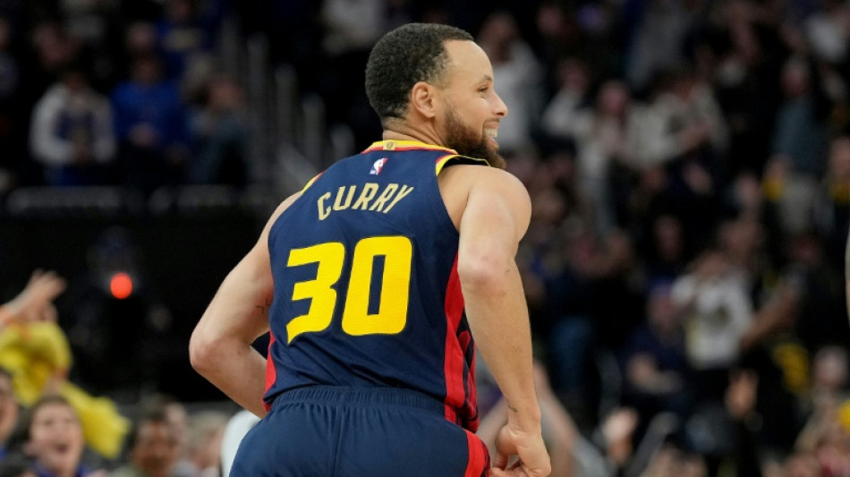 NBA: Doncic marque 45 points en vain, Curry atteint le total de 4.000 tirs &agrave; 3 points