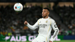 Real Madrid confirma les&atilde;o de Mbapp&eacute; na coxa esquerda