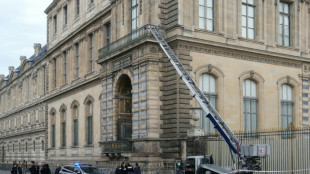 Polícia procura autores do roubo no Museu do Louvre