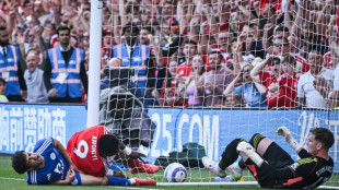 Atacante do Nottingham Forest passa por cirurgia de emergência após choque com a trave