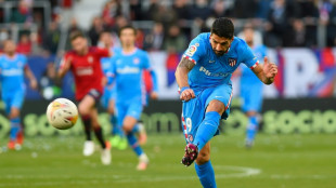 Super Suarez strike gives Atletico win ahead of Man Utd showdown