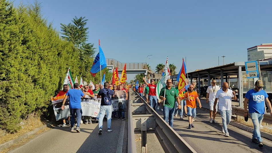 Ilva, sciopero e blocchi, Urso cerca una cordata italiana