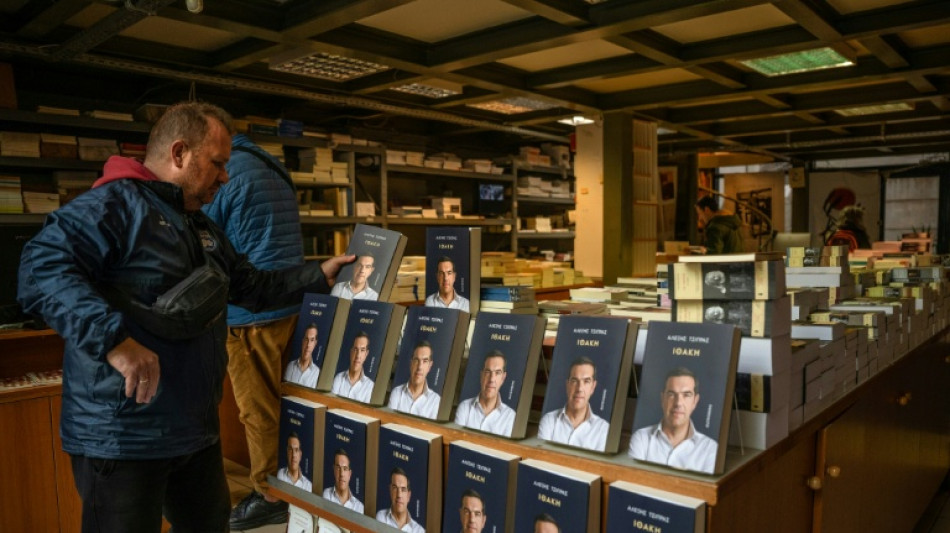 El ex primer ministro griego Tsipras publica sus memorias y atiza la expectativa de un retorno a la pol&iacute;tica