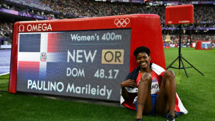 Dominicana Marileidy Paulino bate recorde ol&iacute;mpico e ganha ouro nos 400m rasos em Paris