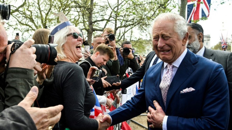 Charles III. nimmt vor seiner Kr&ouml;nung ein Bad in der Menge