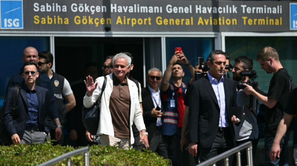 Mourinho j&aacute; est&aacute; em Istambul para assinar com o Fenerbah&ccedil;e