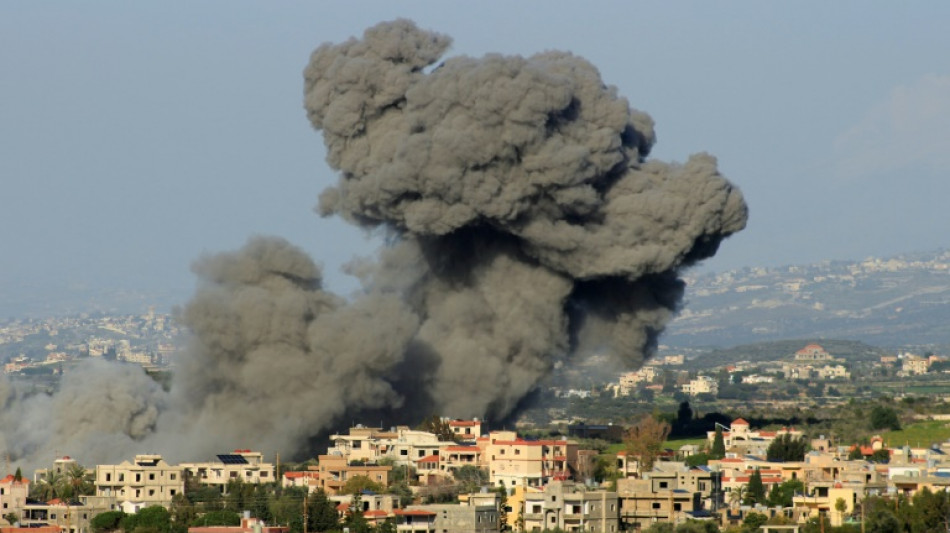 Liban: trois morts dans une frappe isra&eacute;lienne, le Hezbollah lance des roquettes