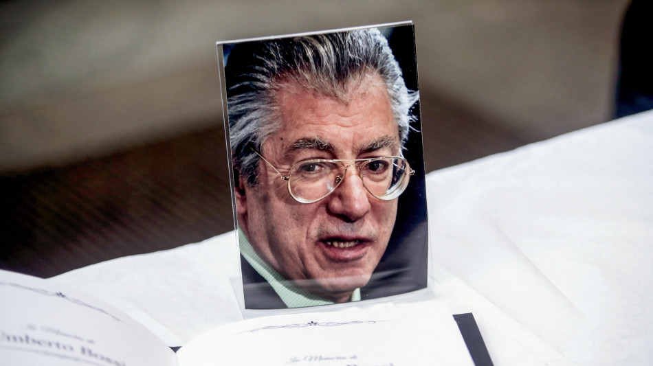 Misure di sicurezza e maxischermo, solo 400 in chiesa per i funerali di Bossi