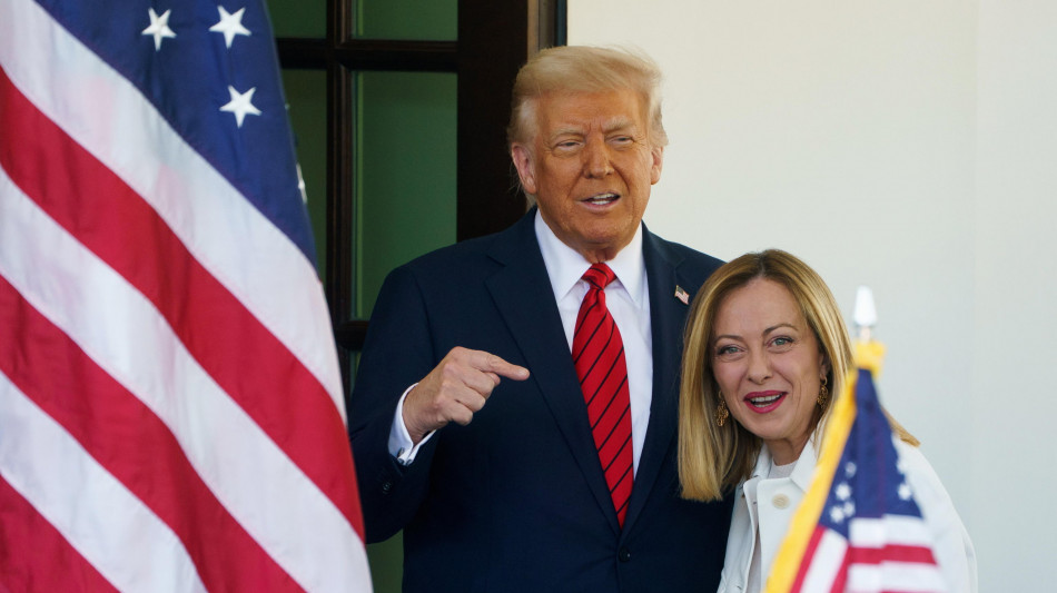 Trump stringe mano a Meloni e scherza, 'chi &egrave; questa donna?'