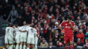 Liverpool &eacute; atropelado pelo Nottingham Forest (3-0); Newcastle vence City