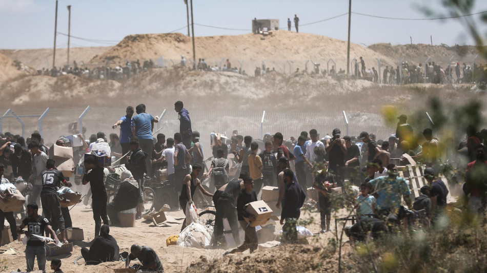 Gaza, fuoco su palestinesi in cerca aiuti, 20 morti