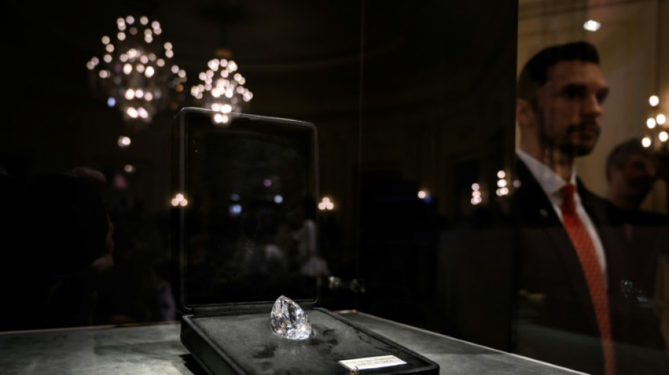 El mayor diamante blanco jam&aacute;s subastado, adjudicado en 18,7 millones de d&oacute;lares, lejos de un r&eacute;cord 
