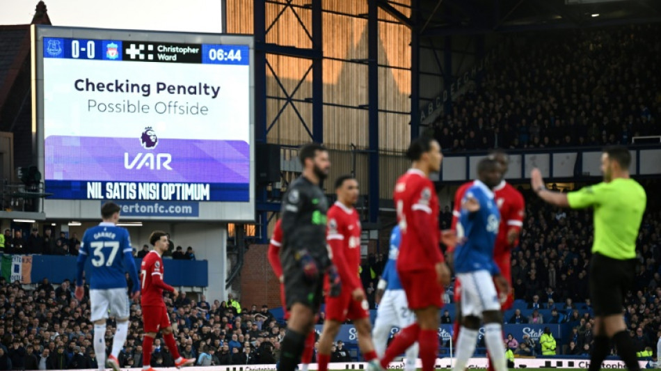 Clubes da Premier League votam a favor da manuten&ccedil;&atilde;o do VAR