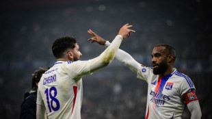 Ligue 1: menac&eacute; de r&eacute;trogradation, l'OL regarde droit devant 