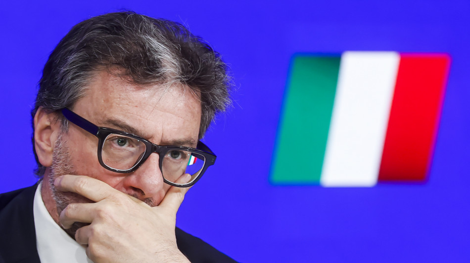Giorgetti, abbiamo ridotto deficit senza manovre restrittive, con responsabilit&agrave;