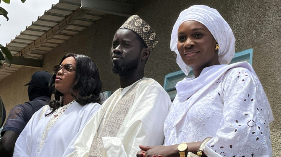 Le plus jeune pr&eacute;sident du S&eacute;n&eacute;gal pr&ecirc;te serment devant ses pairs africains