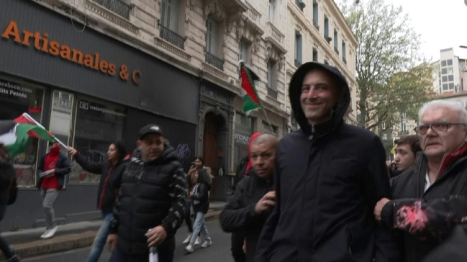 1er mai: Rapha&euml;l Glucksmann emp&ecirc;ch&eacute; de rejoindre le cort&egrave;ge &agrave; Saint-Etienne apr&egrave;s des jets de peinture