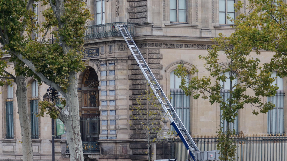 Media, '4 nuovi arresti a Parigi per il furto al Louvre'