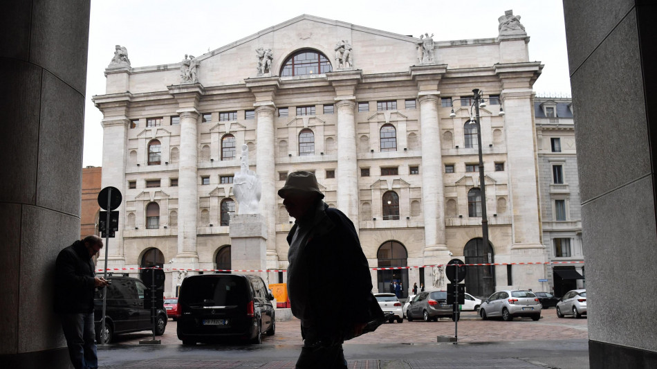 Borsa: Milano in lieve calo (-0,2%), corre Fineco, cede Saipem