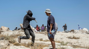 Guid&eacute;s par la foi, des militants juifs affrontent des colons violents pour prot&eacute;ger des Palestiniens