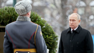 EUA anunciam novas san&ccedil;&otilde;es e Putin elogia 'her&oacute;is russos'
