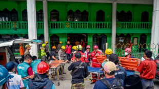 Rescatan a cinco sobrevivientes tras derrumbe de escuela islámica en Indonesia