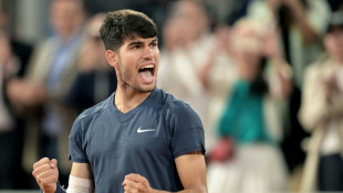 Alcaraz cede set, mas vai &agrave; 3&ordf; rodada de Roland Garros