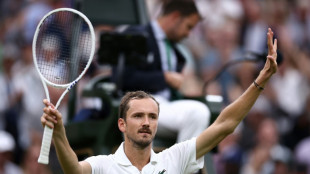 Medvedev sofre, mas vira sobre franc&ecirc;s M&uuml;ller e vai &agrave; 3&ordf; rodada de Wimbledon