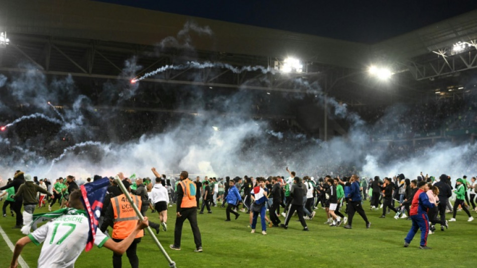 Foot/Barrage L1-L2: Envahissement du terrain et lancers de fumig&egrave;nes &agrave; Saint-Etienne &agrave; la fin du match
