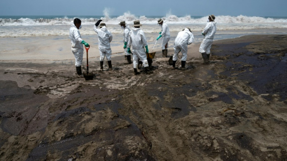 Pescadores en tierra y restaurantes vac&iacute;os a un mes del derrame petrolero en Per&uacute;
