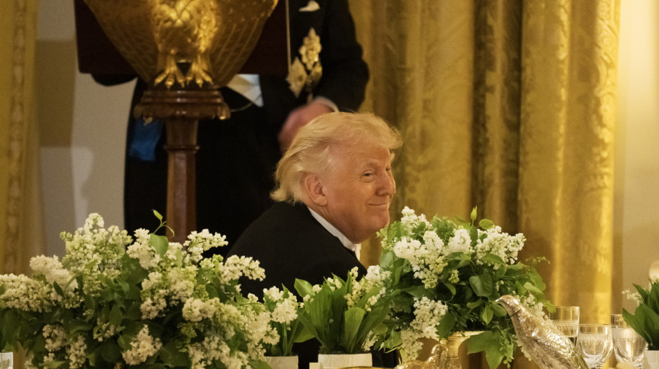 Trump in immagine Ia con mitragliatrice, 'Iran si dia regolata'