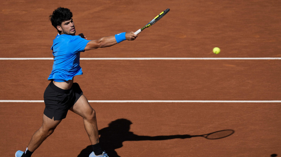 Alcaraz si ritira da Barcellona per un problema al polso