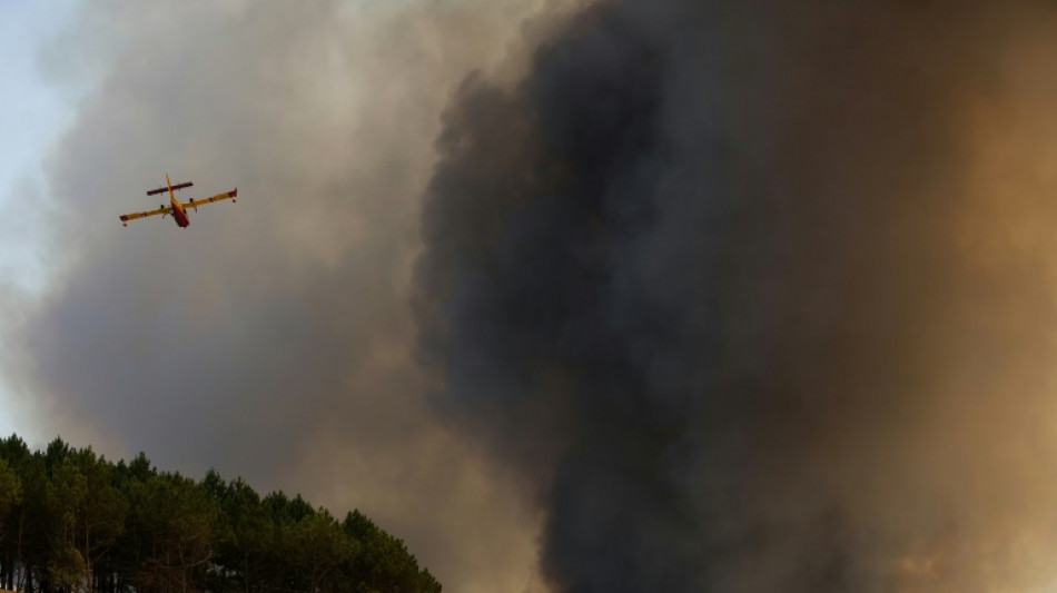Dans la canicule et les fum&eacute;es, 16.000 personnes &eacute;vacu&eacute;es &agrave; cause des feux en Gironde