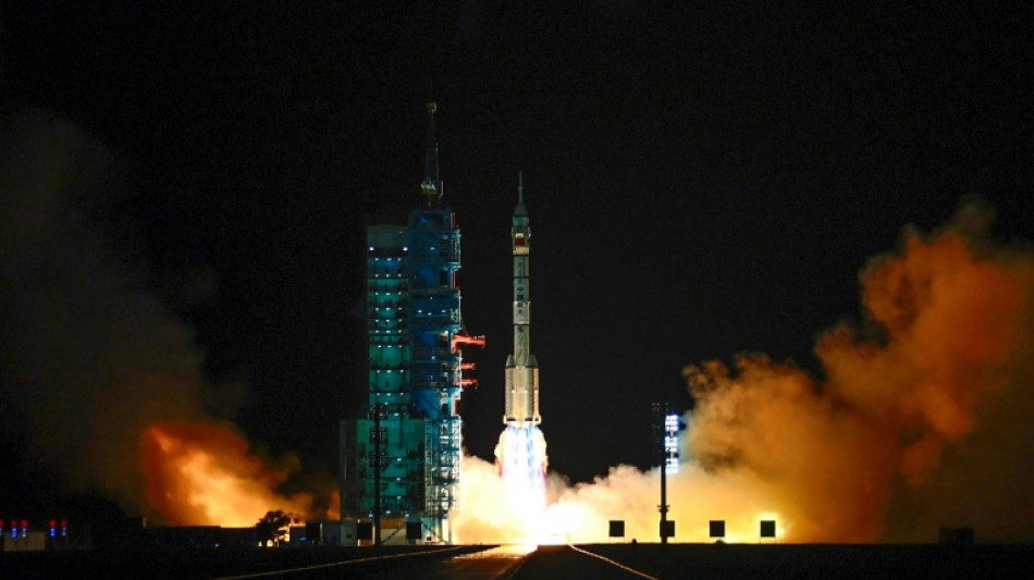 Trois astronautes d&eacute;collent vers la station spatiale chinoise