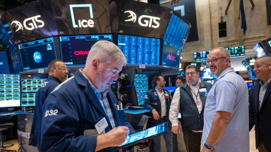 Wall Street cl&ocirc;ture en hausse, records pour le Dow Jones et le S&P 500